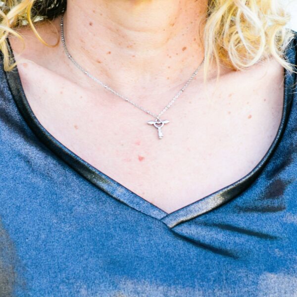 Collier clef cœur ailes d'anges – Image 3
